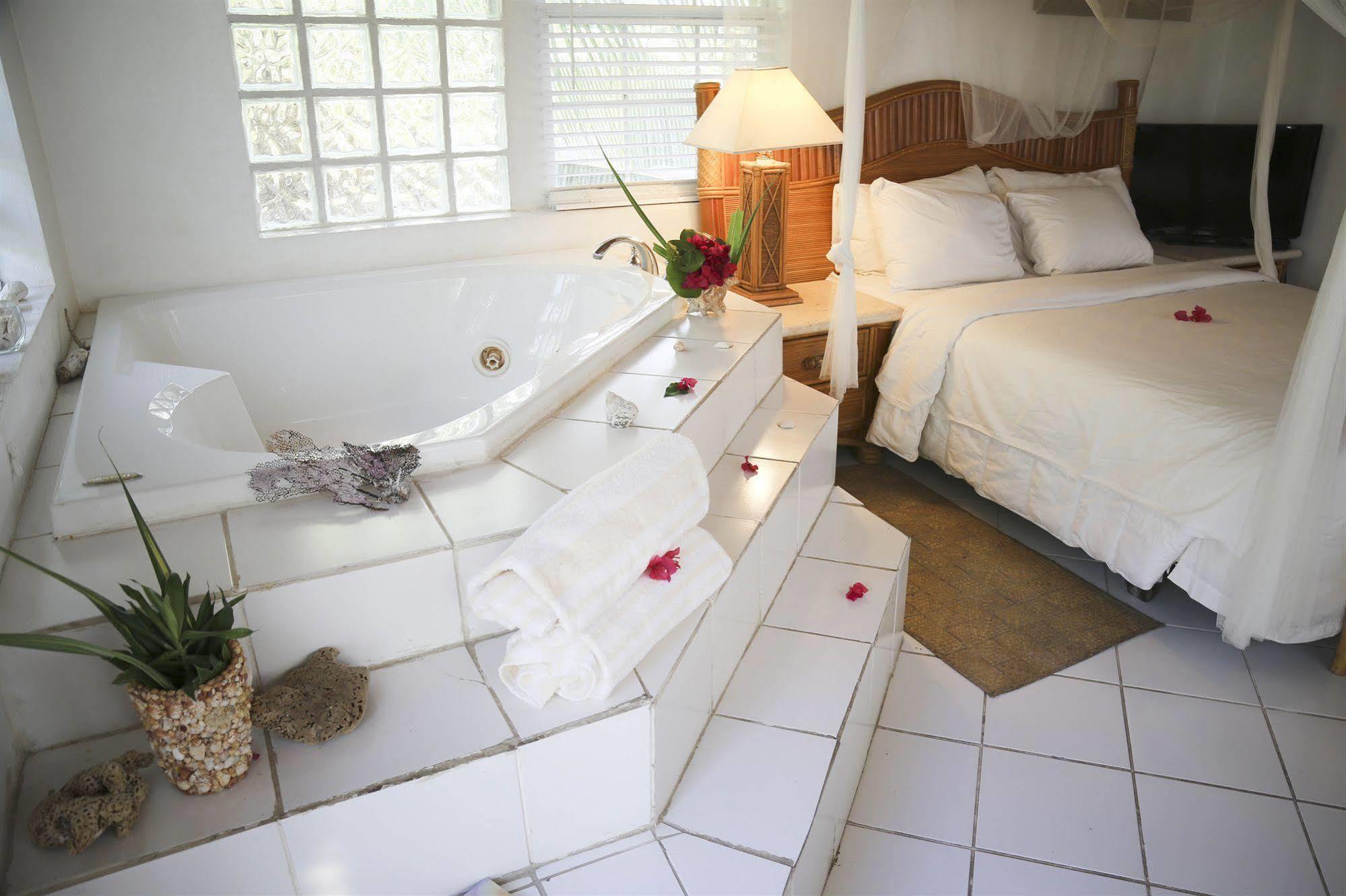 Tingum Village Hotel Dunmore Town 외부 사진