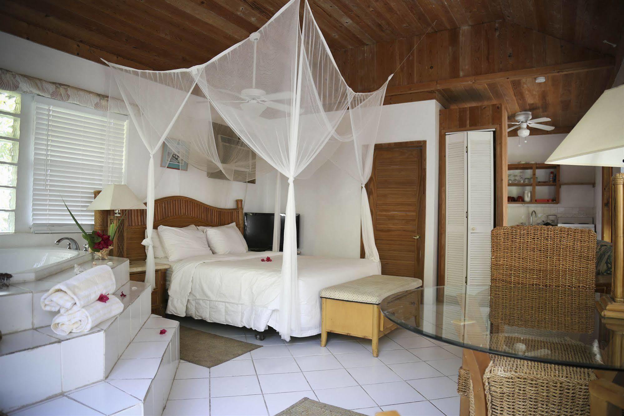 Tingum Village Hotel Dunmore Town 외부 사진